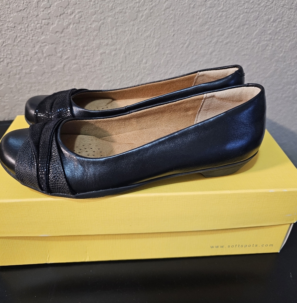 Softspots Black Women's Flats - Picture 2 of 5